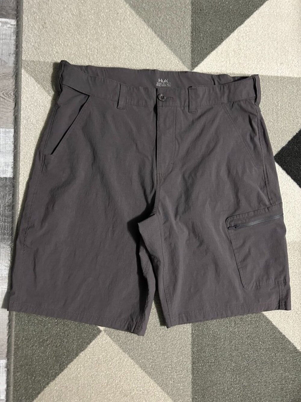 HUK Men's Dark Gray 10.5" Fishing Shorts Vented Size XL (Waist: 38")